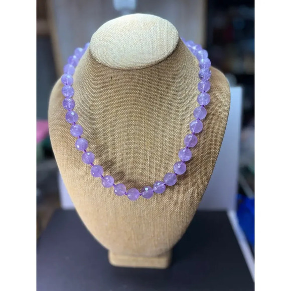 Faceted lavender amethyst knotted necklace with sterling clasp - Picture 3 of 11